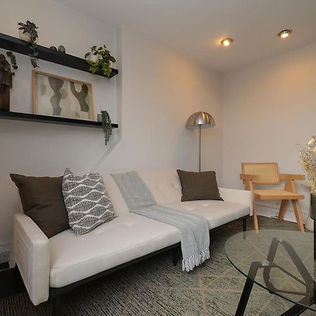 2 Bedroom Chic Apartment With Private Balcony In Notting Hill 런던 외부 사진
